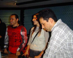 El grupo mejicano Elefante y Abigail Vilchez durante la grabación del tema “Pintame de Azul” (2006)