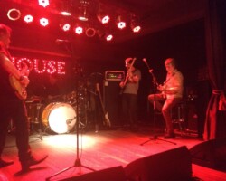 Javier Martinez, Jorge Rodriguez y Alambre Gonzalez en Red House (2019)